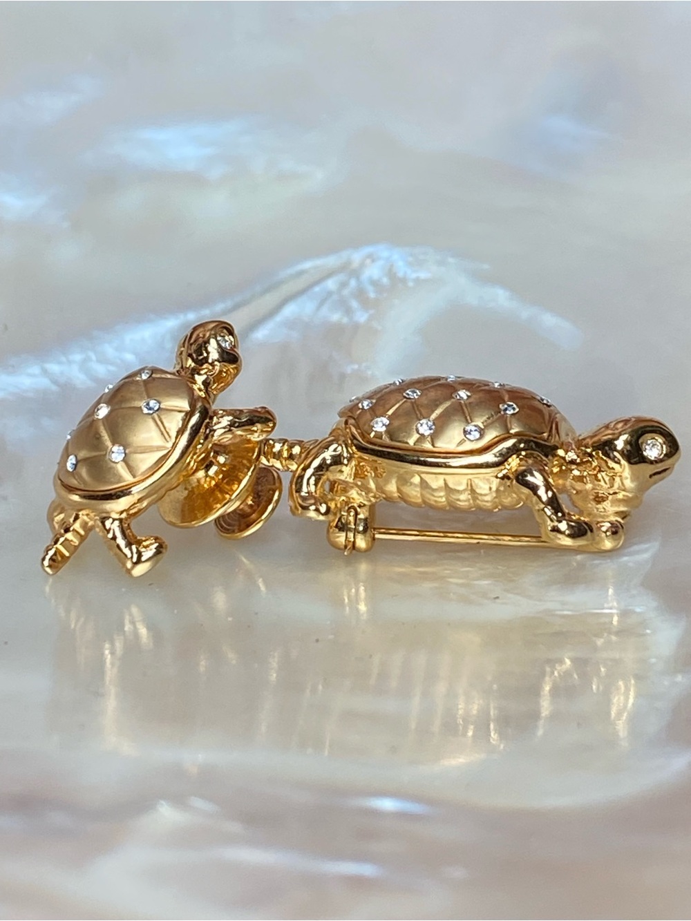 🍇 Pair of Swarovski Gold Tone Turtles Momma with Baby Turtle Brooch & Stick Pin - Picture 9 of 11